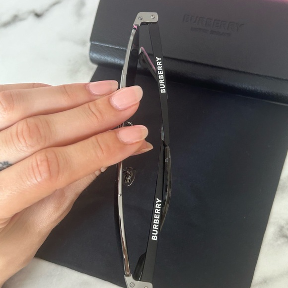 BURBERRY // AVIATOR SUNGLASSES 🖤 - Picture 7 of 8